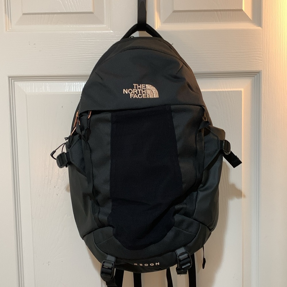 The North Face Recon wmn Backpack metallic embroidered logo metallic zipper